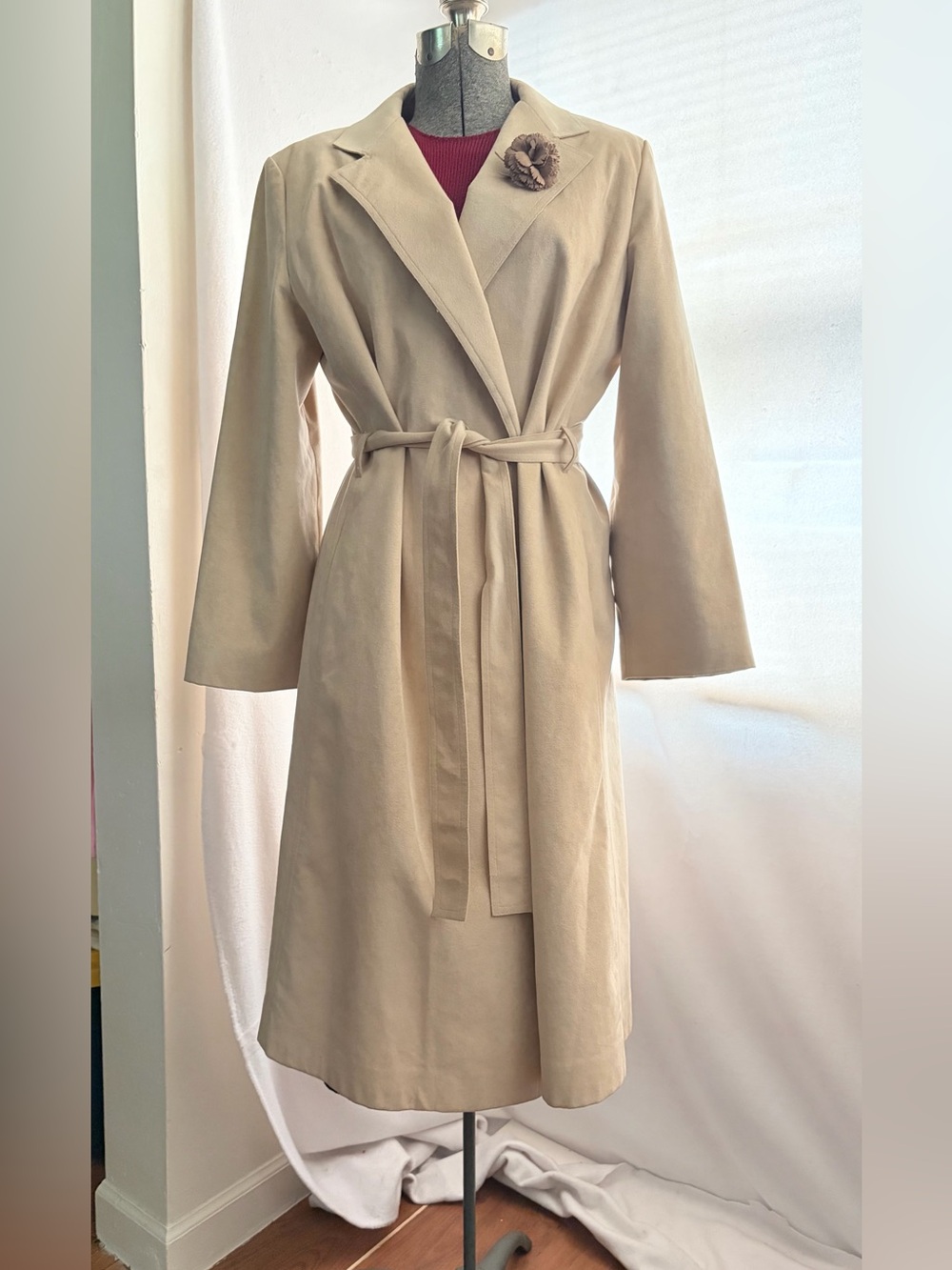 Vintage 1970s tan open-front faux suede belted trench coat w/faux suede brooch